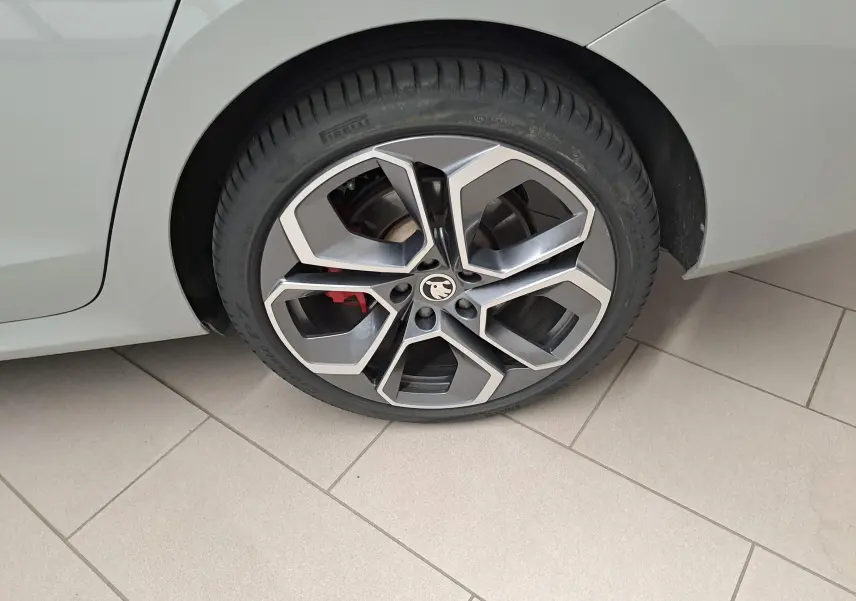 Gros plan sur la roue arrière droite d'une Skoda Octavia Combi gris perle avec jante alliage 19'' ALTAIR anthracite polie.