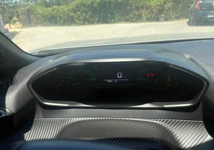Vue rapprochée du cockpit numérique du Peugeot 2008 Hybrid 145 e-DCS6 Style 2025, avec tableau de bord moderne.