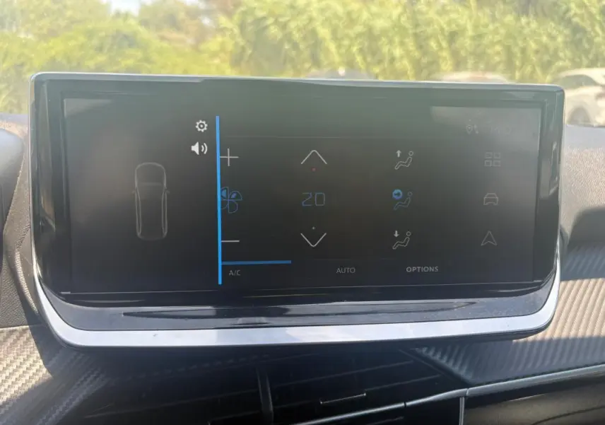 Écran tactile du tableau de bord du Peugeot 2008 Hybrid 145 gris, affichant les commandes de climatisation.