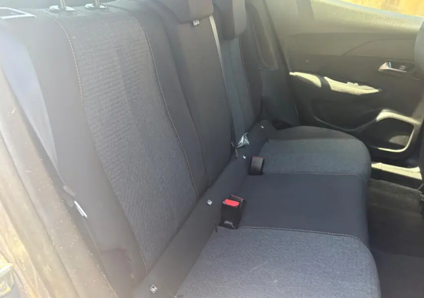 Vue intérieure côté droit des sièges arrière gris foncé du Peugeot 2008 Hybrid 145 e-DCS6 Style 2025.