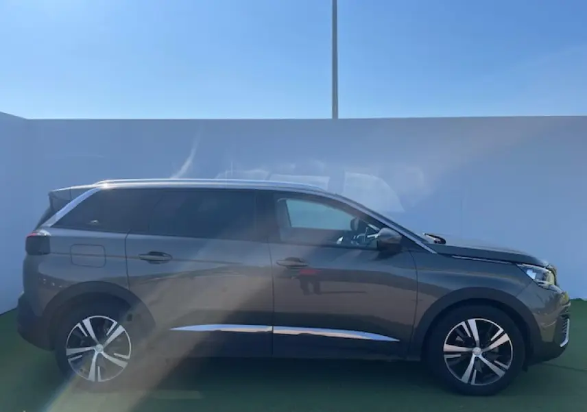 Peugeot 5008 gris amazonite vue profil côté gauche, avec jantes alliage et vitres surteintées.