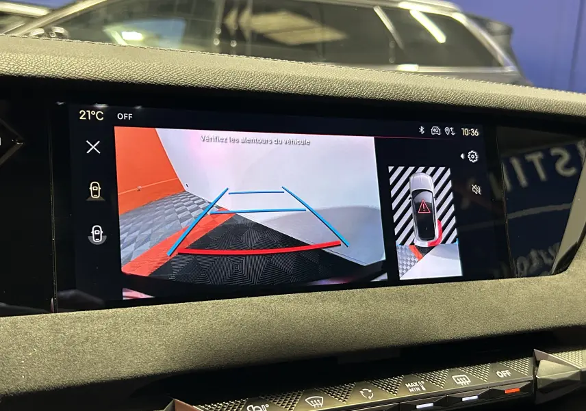 Écran de caméra de recul du DS4 2024 noir Perla Nera affichant les lignes de guidage et l'alerte de proximité arrière.