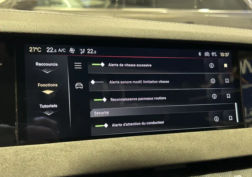 Écran central tactile du DS4 2024 affichant les réglages de sécurité et alertes de conduite, intérieur noir.