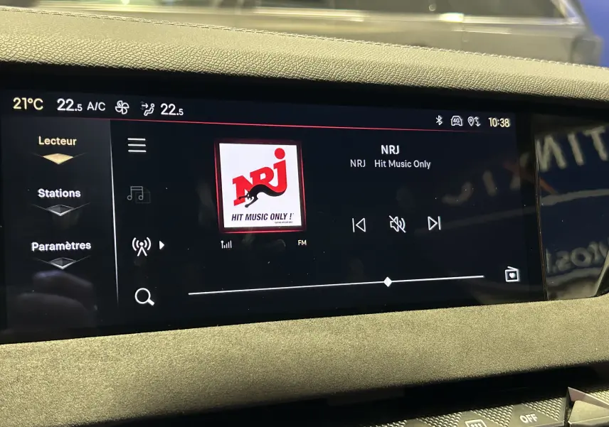 Écran central tactile du DS4 2024 affichant la radio NRJ avec commandes multimédia et température à 22,5°C.
