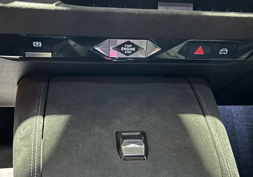 Gros plan sur la console centrale noire avec bouton Start Engine et commandes tactiles du DS4 BlueHDi 130 2024