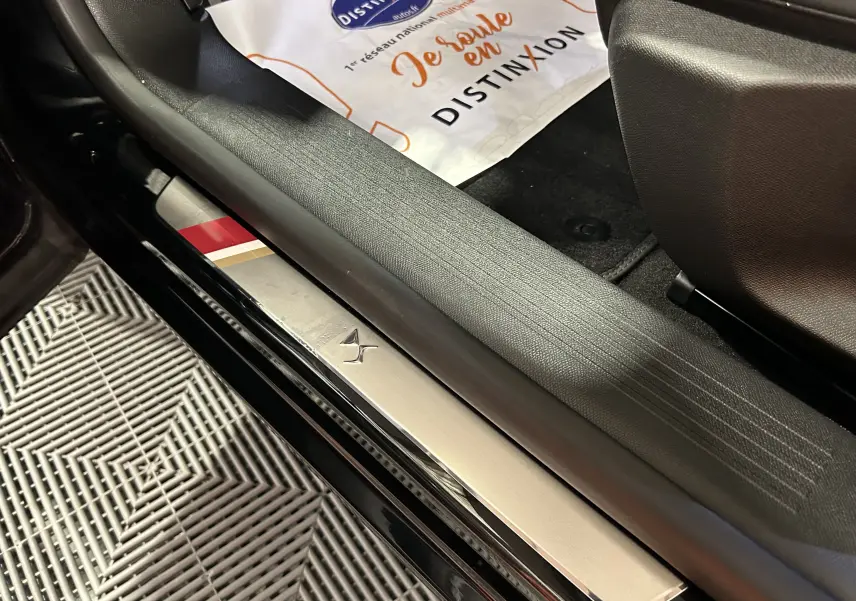 Gros plan sur la plaque de seuil de porte avec logo DS, intérieur noir du DS4 BlueHDi 130 2024.