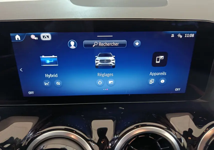 Écran tactile central du tableau de bord du Mercedes GLA 250 e Business Line 2024 affichant les options Hybrid et Réglages.