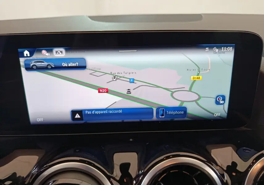 Écran tactile central du tableau de bord du Mercedes GLA 250 e Business Line 2024 affichant la navigation GPS.