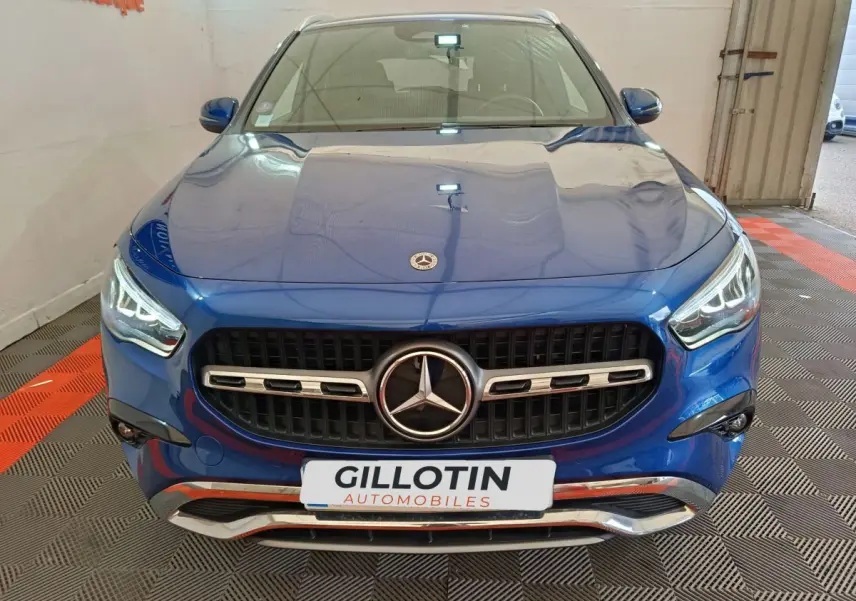 Vue frontale d'un Mercedes GLA 250 e Business Line bleu avec calandre noire et logo étoile chromé bien visible.