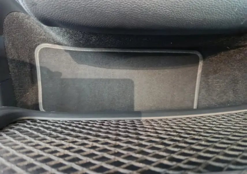 Tapis de sol noir avec surpiqûres blanches dans l'habitacle du Mercedes GLA 250 e Business Line 2024.