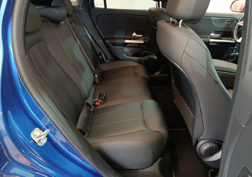 Vue côté gauche des sièges arrière en cuir noir du Mercedes GLA 250 e Business Line bleu 2024 avec finitions élégantes