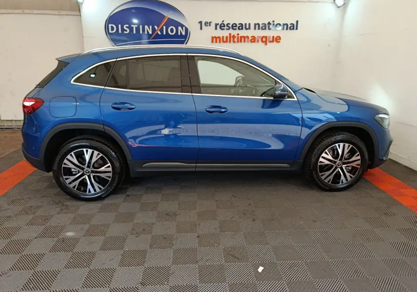 Profil latéral droit d'un Mercedes GLA 250 e Business Line bleu 2024, avec jantes alliage et vitres teintées.