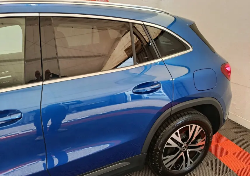 Vue côté droit arrière du Mercedes GLA 250 e Business Line bleu avec jantes alliage et vitres teintées.