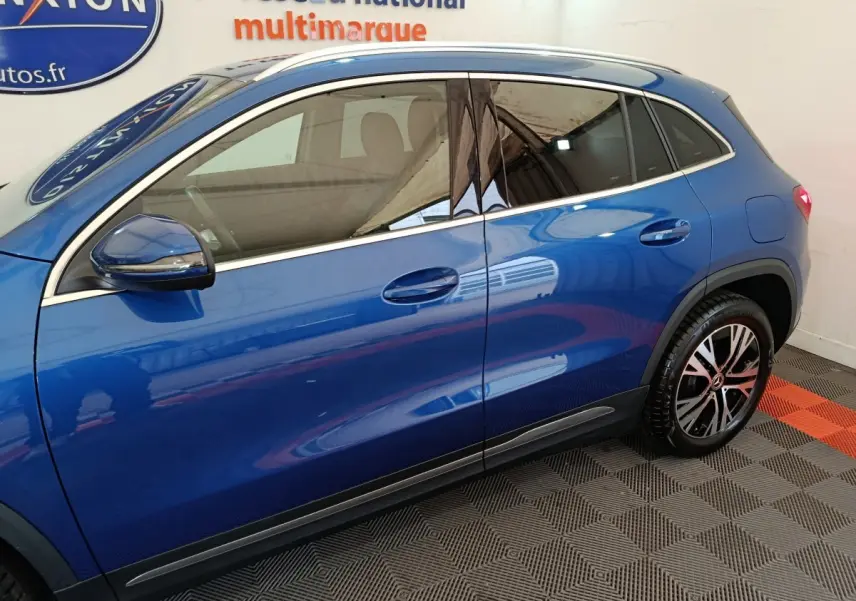 Vue latérale côté gauche d'un Mercedes GLA 250 e Business Line bleu avec jantes alliage et rétroviseurs chromés.