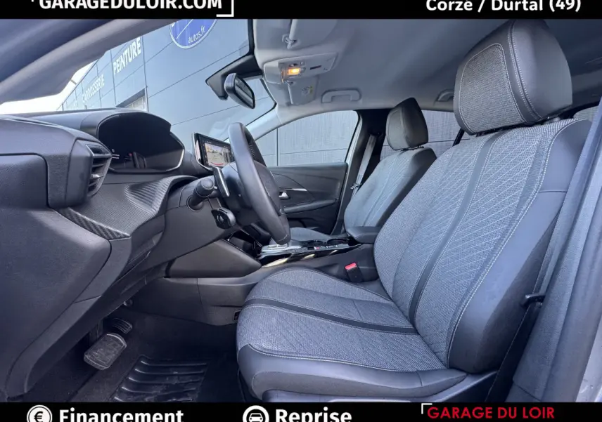 Vue intérieure côté conducteur de la Peugeot 208 Hybrid 110 Allure avec sièges tissu gris et tableau de bord moderne.