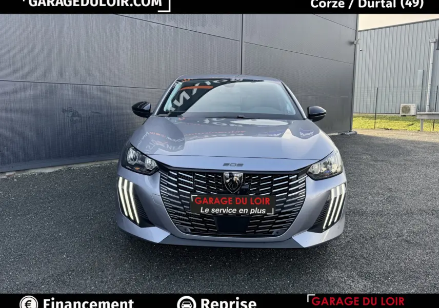 Vue avant frontale d'une Peugeot 208 Hybrid 110 gris clair avec phares LED et calandre noire distinctive.