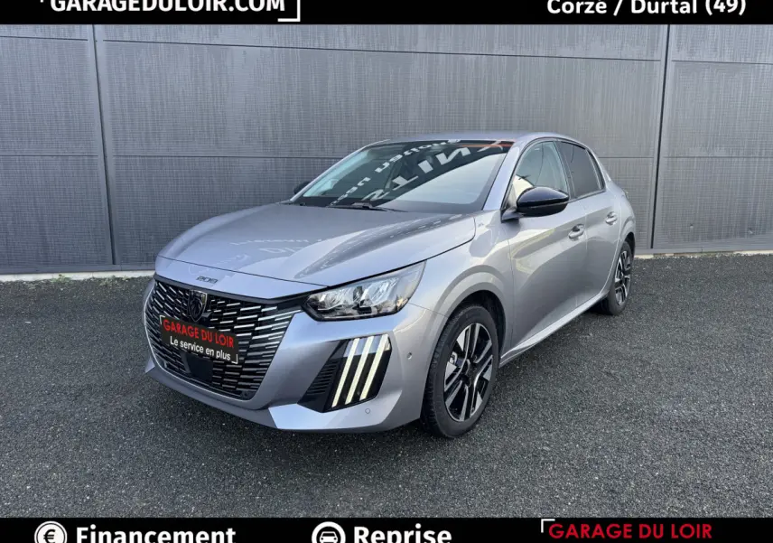 Peugeot 208 Hybrid gris clair vue 3/4 avant droit, avec calandre noire et feux LED verticaux distinctifs.