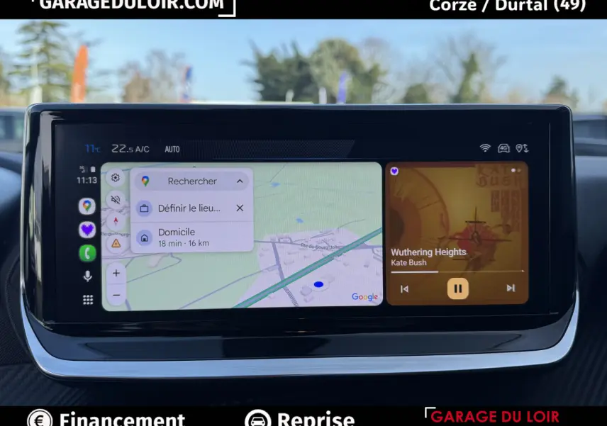 Écran tactile central de 10 pouces affichant navigation et musique dans une Peugeot 208 gris clair, vue intérieure frontale.