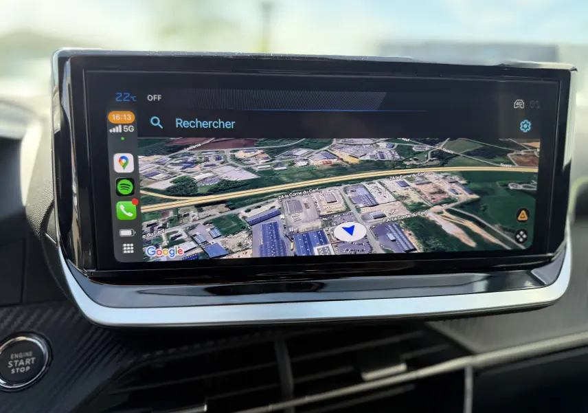 Écran tactile central du Peugeot 2008 Hybrid 145ch GT 2025 affichant une carte de navigation en vue satellite.