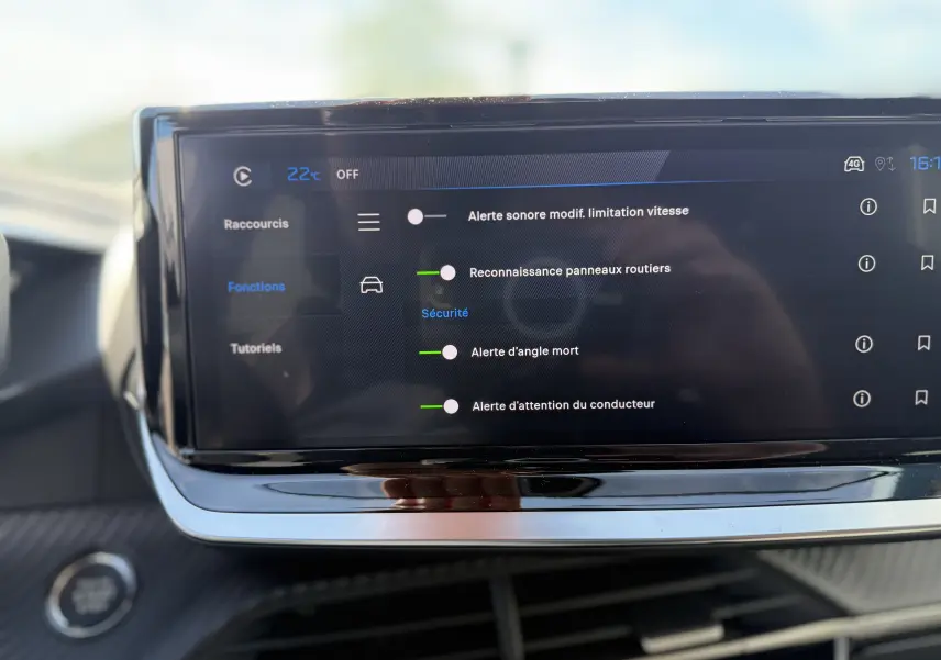 Écran tactile central du Peugeot 2008 Hybrid 145ch GT 2025 affichant les réglages d’alertes de sécurité.