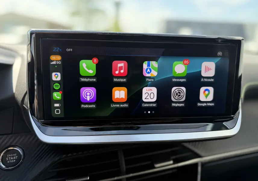 Écran tactile central de la Peugeot 2008 Hybrid 145ch GT, affichant l'interface Apple CarPlay en gros plan.
