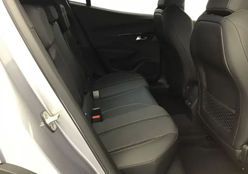 Vue intérieure côté gauche des sièges arrière en cuir noir du Peugeot 2008 Hybrid 145ch GT 2025 gris Artense toit noir.