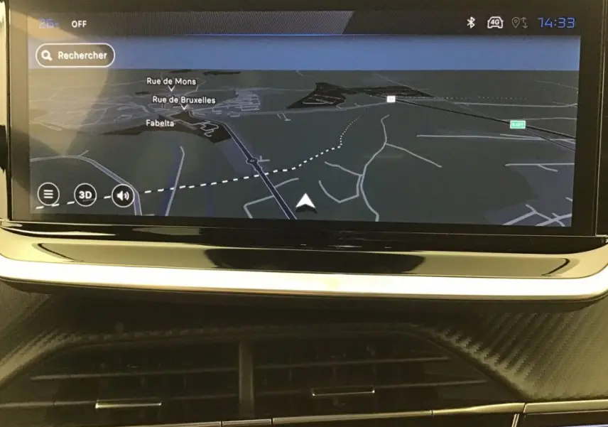 Écran tactile du système de navigation du Peugeot 2008 Hybrid 145ch GT, affichant une carte en mode nuit.