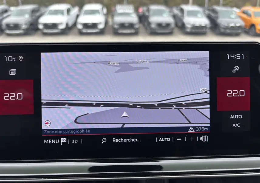 Écran tactile central du tableau de bord du Citroën C5 Aircross blanc, affichant la navigation GPS.