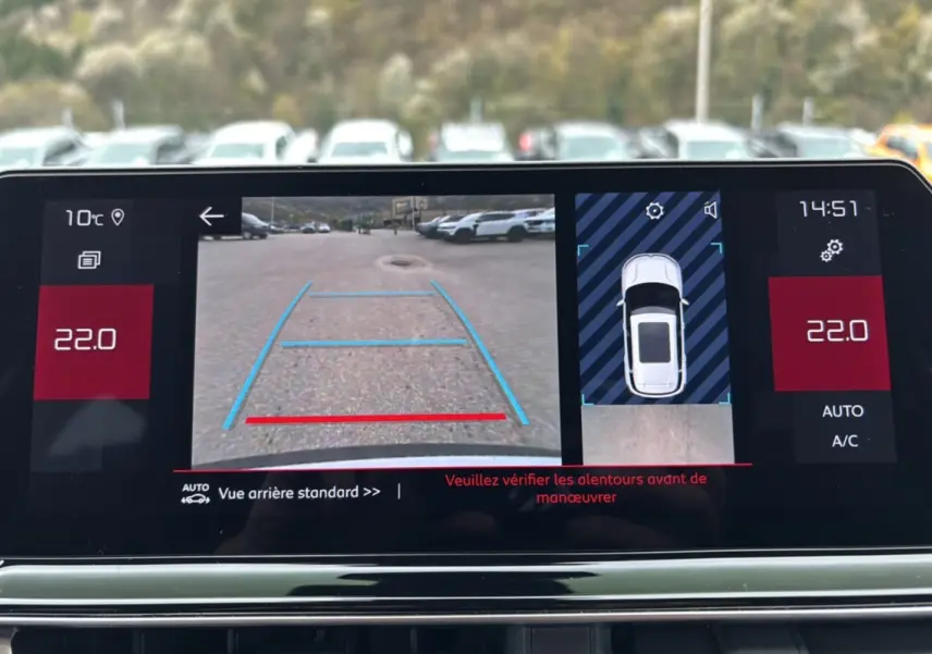 Écran intérieur affichant la caméra de recul et la vue 360° du Citroën C5 Aircross blanc okénite.