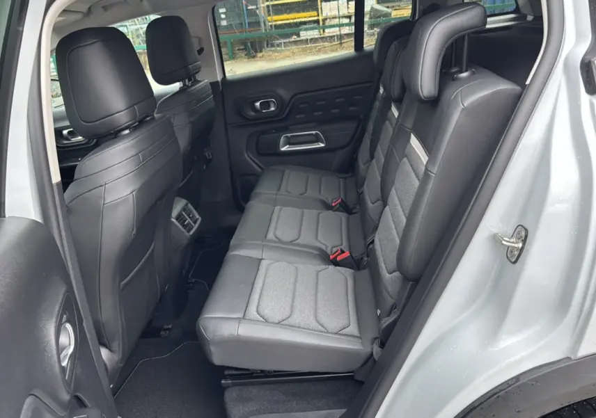 Vue intérieure côté droit sur les sièges arrière individuels gris et noir du Citroën C5 Aircross blanc okénite.