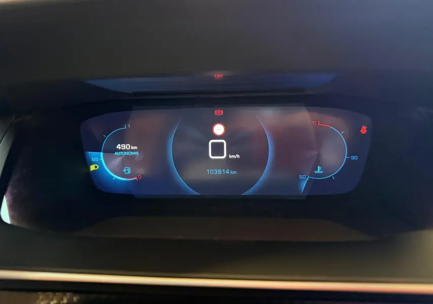 Affichage numérique du tableau de bord Peugeot 2008 2020 montrant vitesse, autonomie et température moteur.