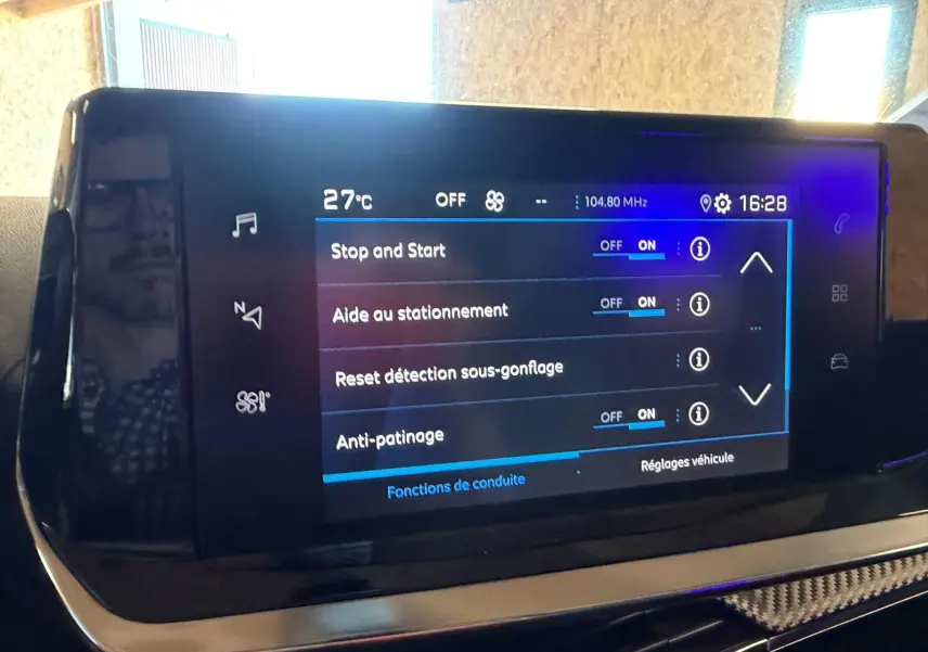 Écran tactile central du Peugeot 2008 1.5 BlueHDi 100 Allure affichant les réglages d’aide à la conduite.