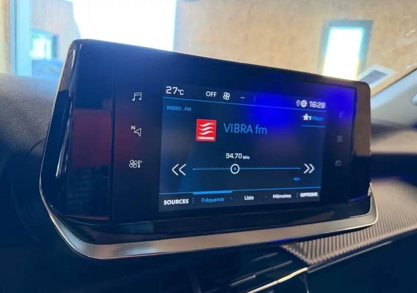 Écran tactile central du tableau de bord du Peugeot 2008 2020 affichant la radio VIBRA fm à 94,7 MHz.