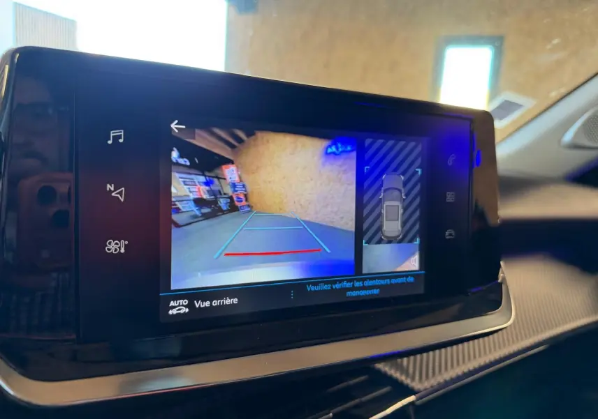 Écran tactile intérieur du Peugeot 2008 2020 montrant la caméra de recul avec affichage des aides au stationnement.