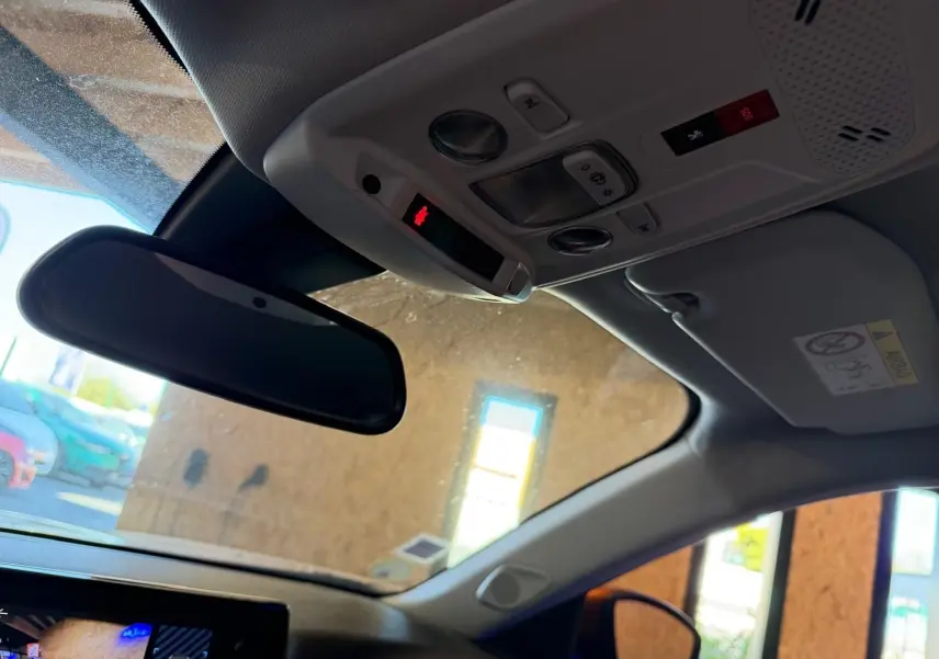 Vue intérieure du plafond avant et rétroviseur intérieur du Peugeot 2008 1.5 BlueHDi 100 Allure de 2020.