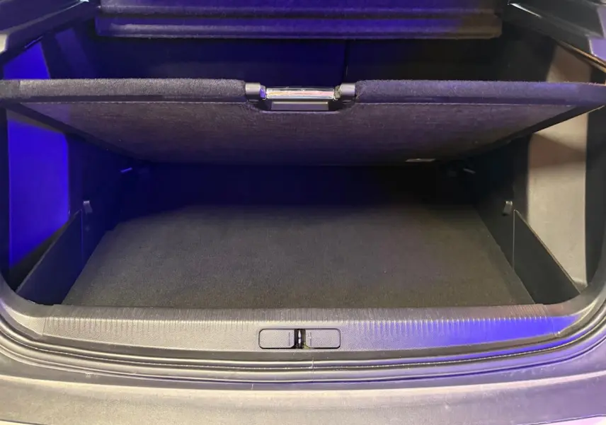 Coffre ouvert vu de face d'un Peugeot 2008 1.5 BlueHDi 100 Allure, intérieur noir avec plancher plat.