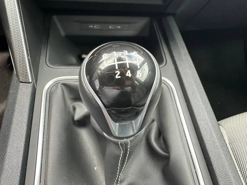 Gros plan sur le pommeau de levier de vitesses manuel noir brillant de la SEAT LEON 2.0 TDI 115ch Style XL 2025.