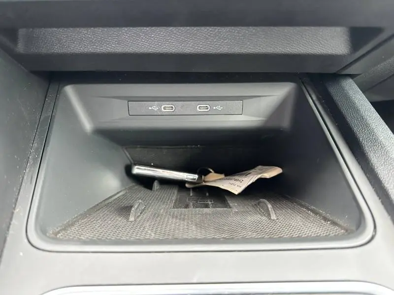 Vue rapprochée de la console centrale noire d'une SEAT Leon 2025, montrant deux ports USB-C intégrés.