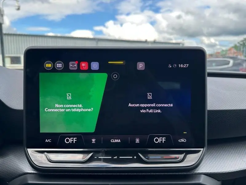 Écran tactile central de la SEAT LEON 2025 affichant l'interface de connexion téléphone, vue intérieure frontale.