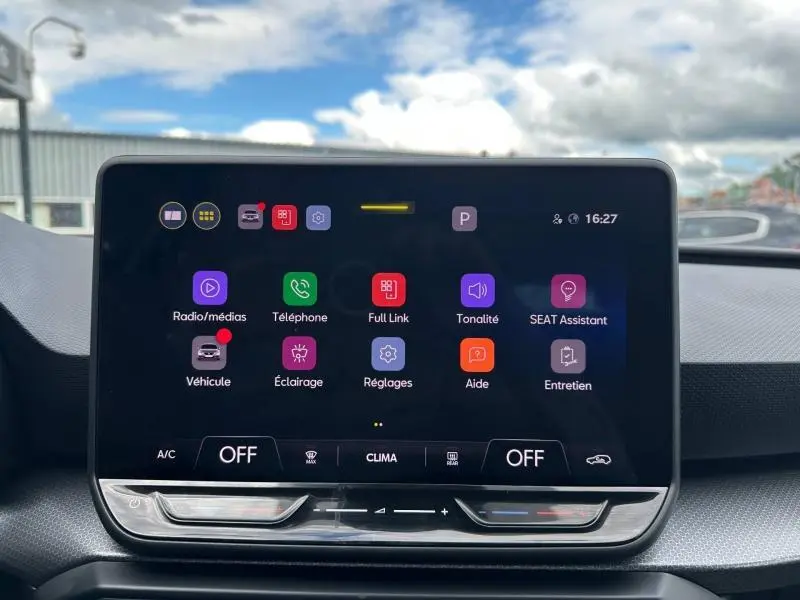 Écran tactile central du tableau de bord du SEAT Leon 2025 affichant les menus multimédia et réglages.