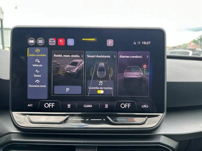 Écran tactile central affichant les aides à la conduite dans l’habitacle d’une SEAT LEON 2025.