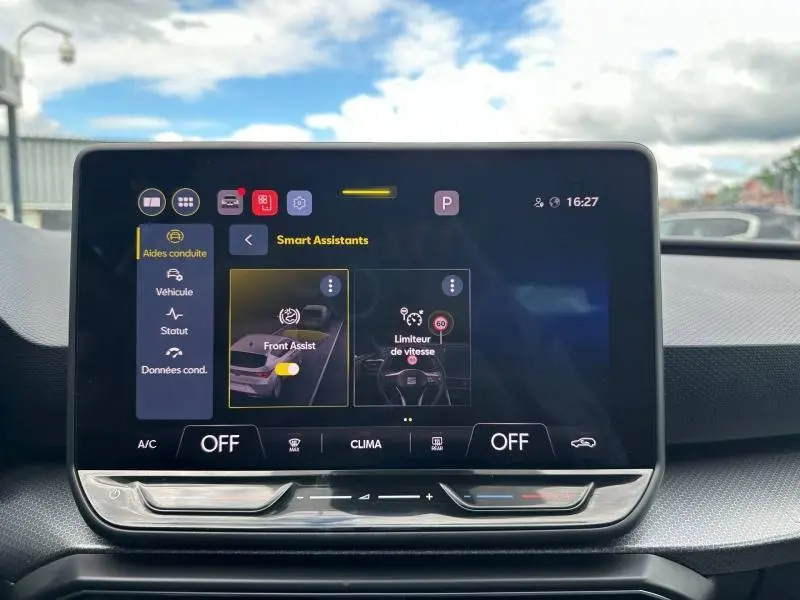 Vue rapprochée de l’écran tactile du tableau de bord du SEAT Leon 2025, affichant les assistants de conduite.