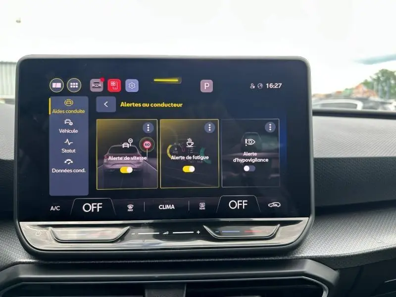 Écran tactile central du tableau de bord du SEAT Leon 2025 affichant les alertes au conducteur.