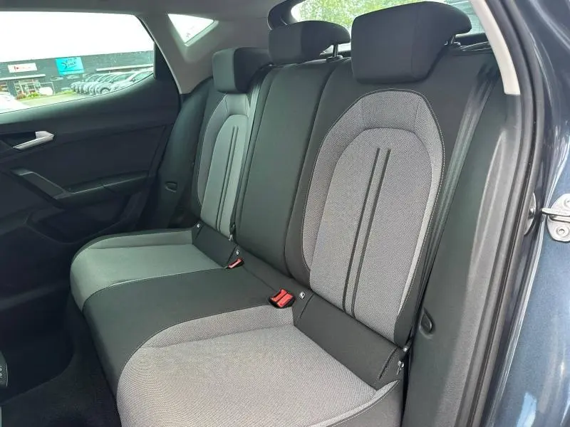 Vue intérieure côté droit des sièges arrière gris et noir du SEAT LEON 2025 noir Minuit Métallisée.