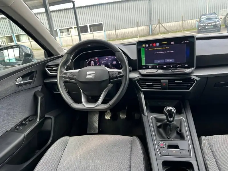 Vue intérieure avant de la SEAT LEON 2.0 TDI 115ch Style XL 2025, volant cuir multifonction et écran tactile central.