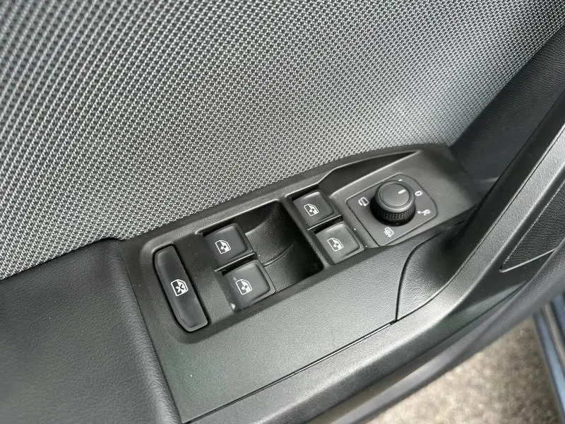 Commande des vitres électriques et réglage des rétroviseurs sur la porte côté gauche d'une SEAT LEON noir Minuit.