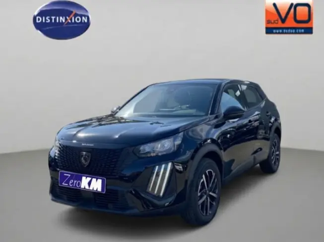 Peugeot 2008 Hybrid 145 e-DCS6 Style noir vue 3/4 avant droit avec calandre distinctive et jantes 16 pouces.