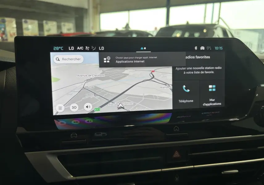 Écran tactile central de la Citroën C4 2026 affichant la navigation 3D et les options multimédia en intérieur.