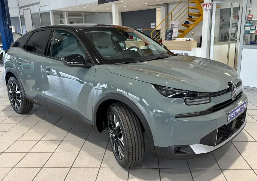 Citroën C4 vert Manhattan Green en 3/4 avant droit avec toit noir bi-ton et jantes alliage 18 pouces.