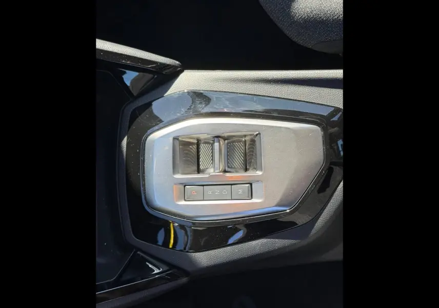 Gros plan sur la commande de boîte automatique gris métallisé de la Peugeot 208 1.2 Hybrid 110ch Style e-DCS6.